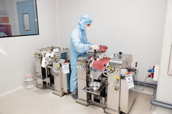 Gia công son môi chuẩn CGMP